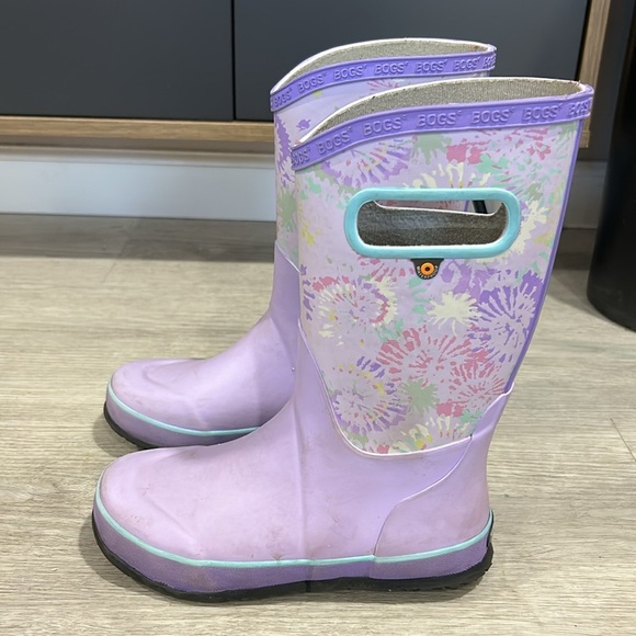 Bogs tie dye splatter rain boots in purple 3Y - Picture 5 of 13
